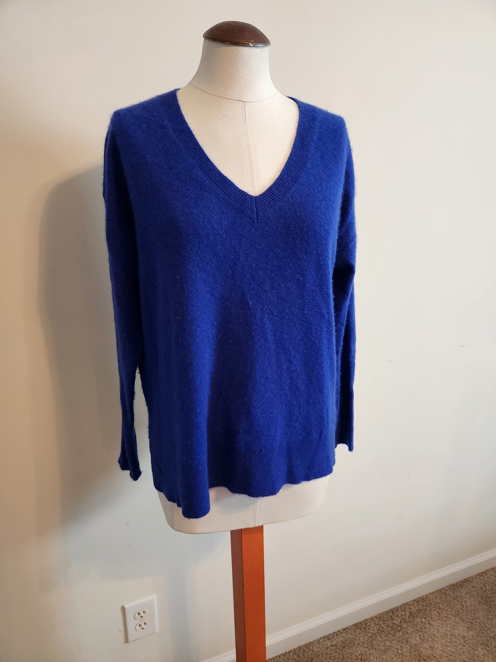 Halogen V-Neck Cashmere Sweater in Cobalt Blue